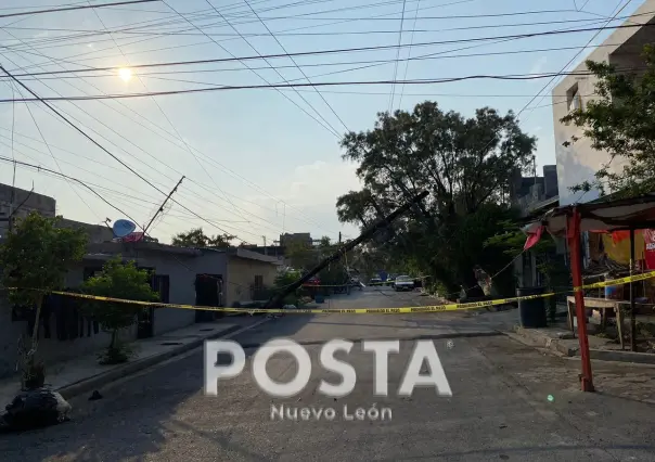 Sufren sin luz por caída de poste al norte de Monterrey