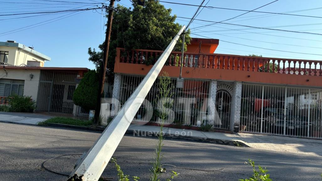 Riesgo por poste a punto de caer en colonia Roma en Monterrey