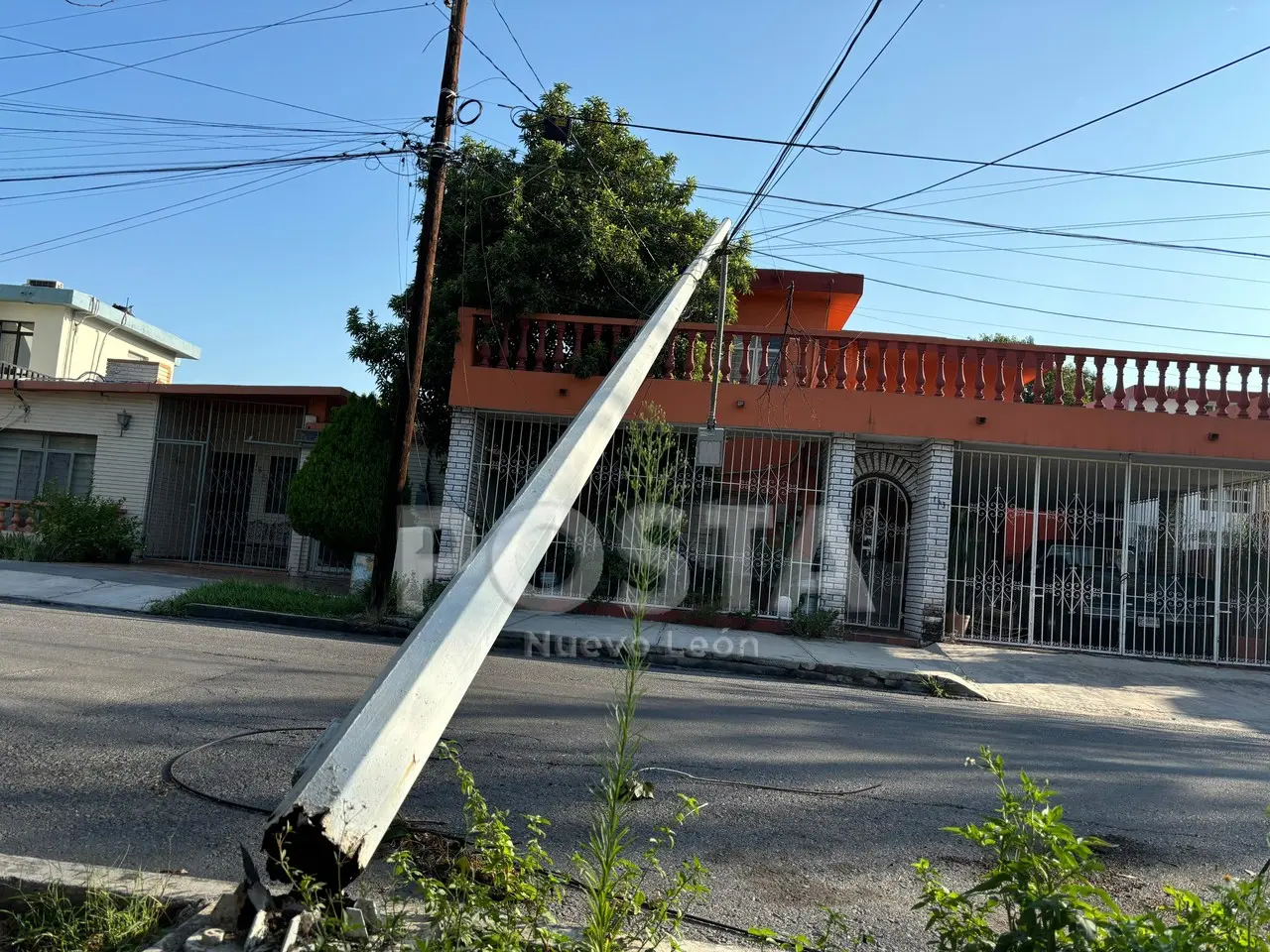 El poste de luz a punto de caer por causa de los ventarrones que hubo en Monterrey. Foto: Diego Beltán.