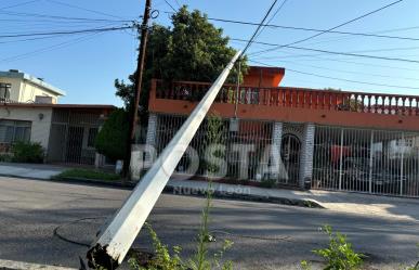 Riesgo por poste a punto de caer en colonia Roma en Monterrey