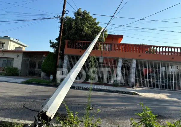 Riesgo por poste a punto de caer en colonia Roma en Monterrey