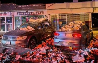 Cae marquesina por ventarrones y deja autos destrozados