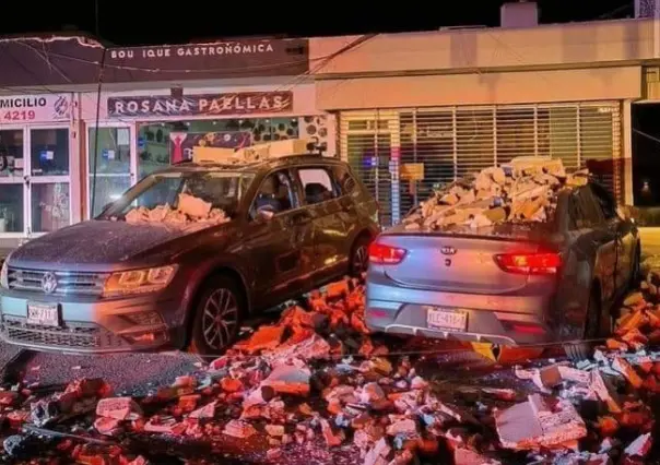 Cae marquesina por ventarrones y deja autos destrozados