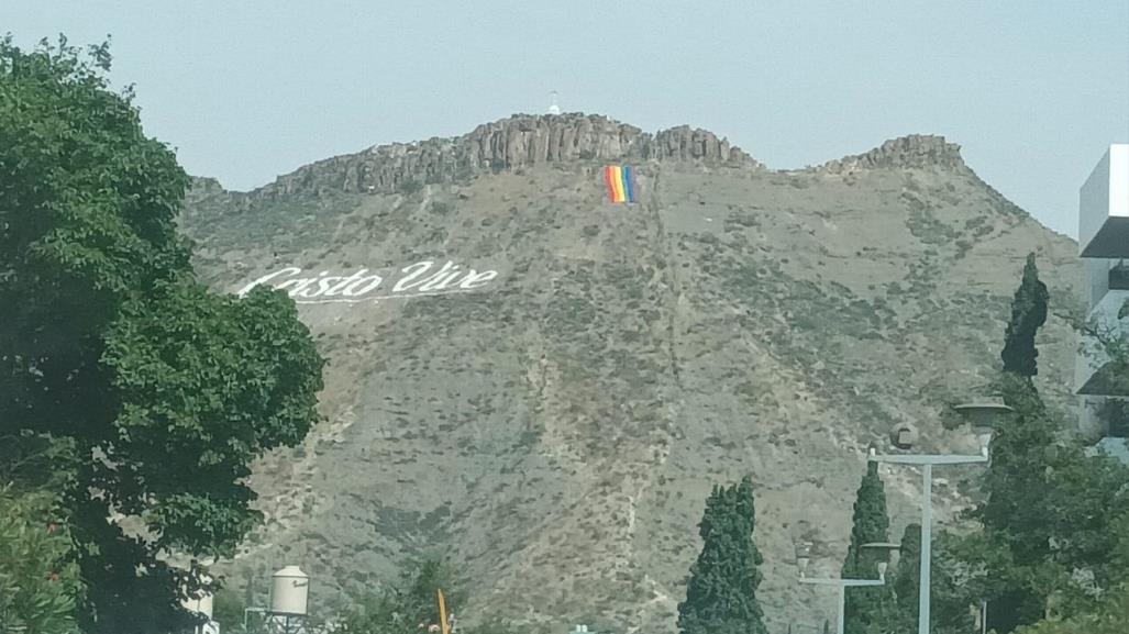 Cerro del pueblo de Saltillo se tiñe con la bandera LGBTQ+