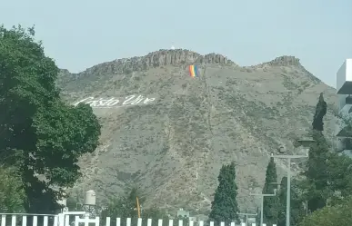 Cerro del pueblo de Saltillo se tiñe con la bandera LGBTQ+