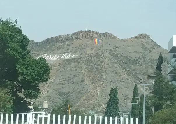 Cerro del pueblo de Saltillo se tiñe con la bandera LGBTQ+