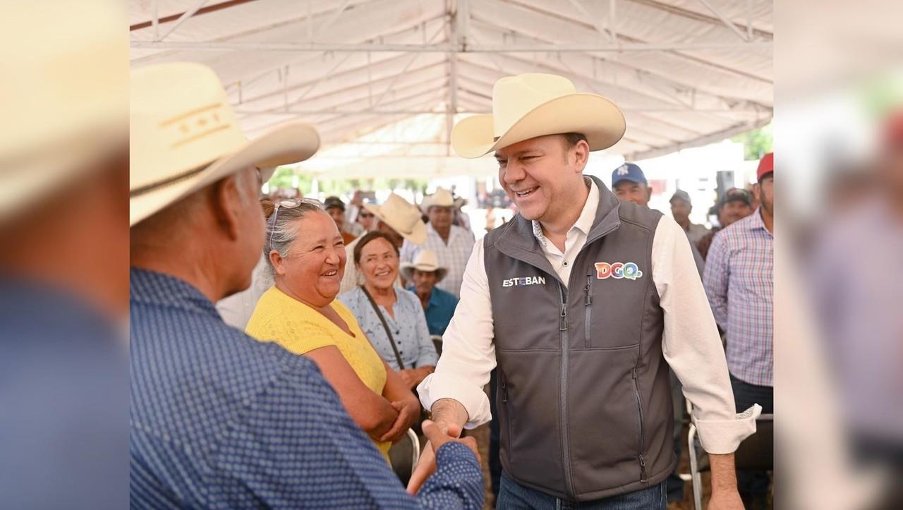 El gobernador Esteban Villegas saludando a ciudadanos duranguenses. Foto: Facebook Esteban Villegas Villarreal.