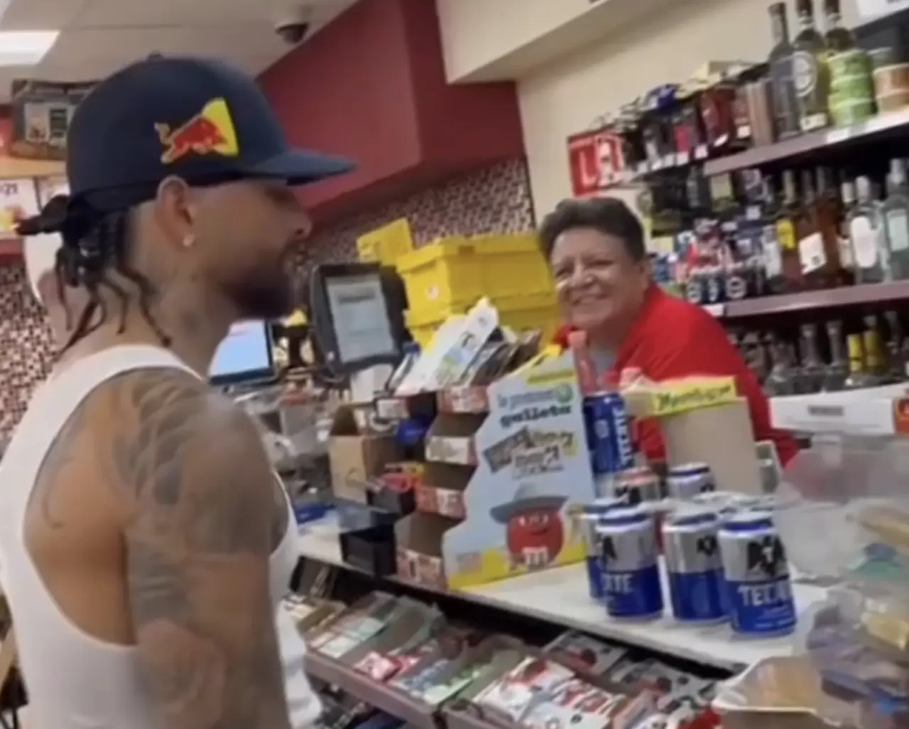 Maluma compra cerveza en una tienda Oxxo en Monterrey, Foto: Especial