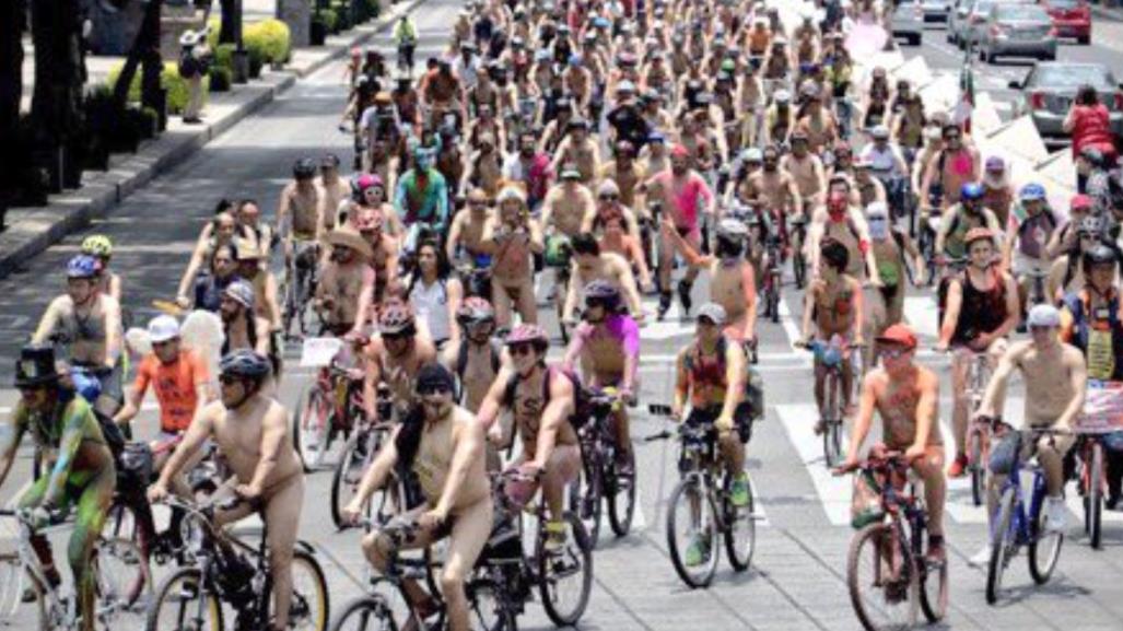 Más de 100 ciclistas participan desnudos en la rodada en la CDMX: exigen respeto