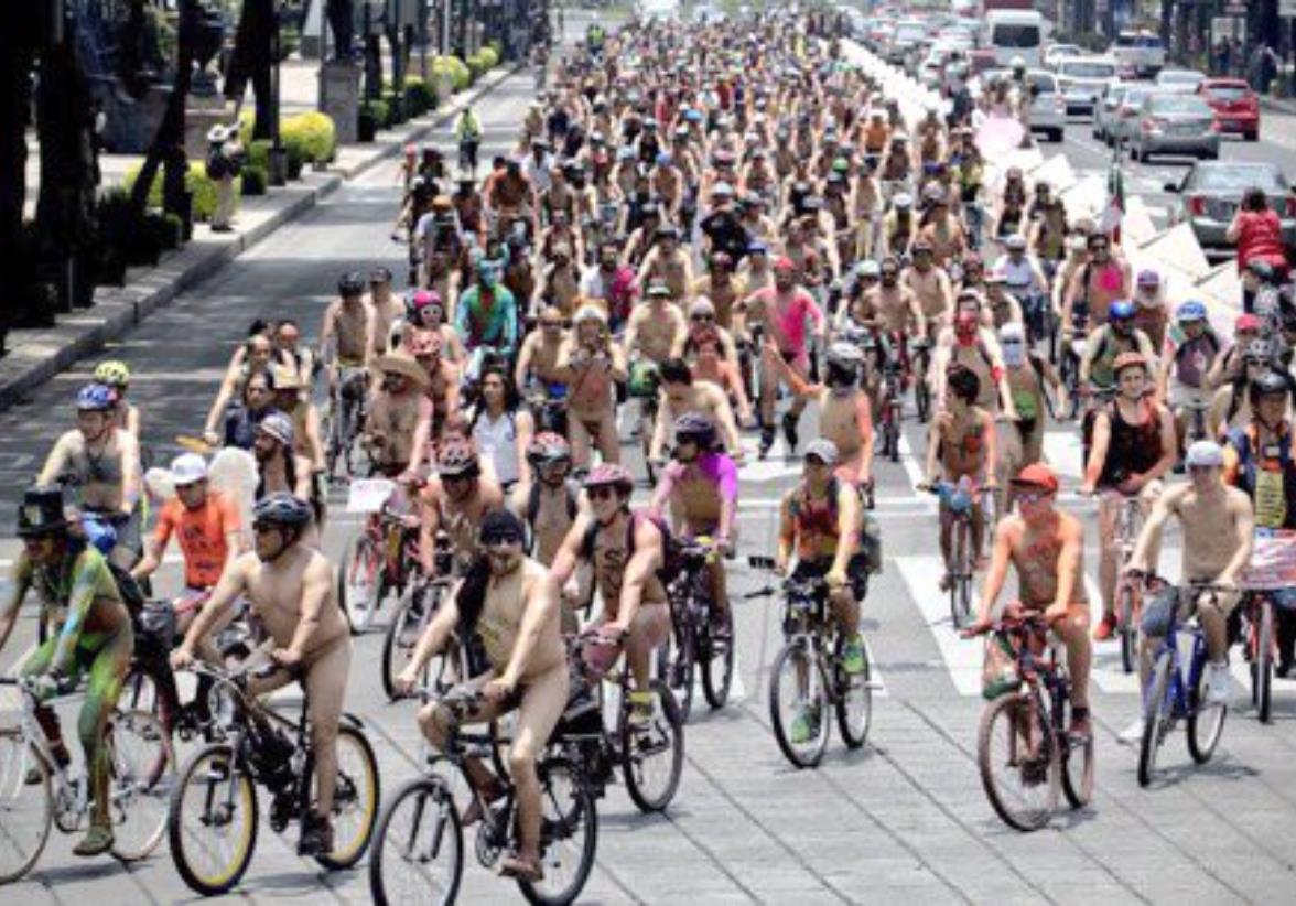 En una escena inusual pero poderosa, más de 100 ciclistas participaron desnudos en la “17ª Rodada al Desnudo” en la Ciudad de México, organizada por el movimiento World Naked Bike Ride (WNBR) México. Foto: Redes