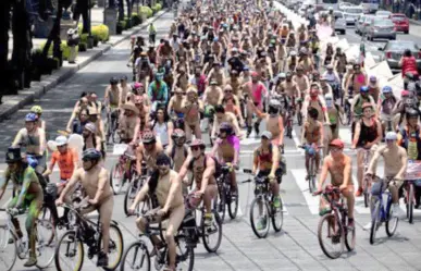 Más de 100 ciclistas participan desnudos en la rodada en la CDMX: exigen respeto