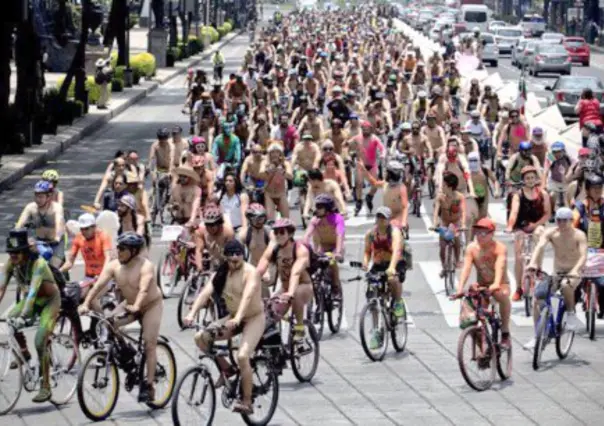 Más de 100 ciclistas participan desnudos en la rodada en la CDMX: exigen respeto