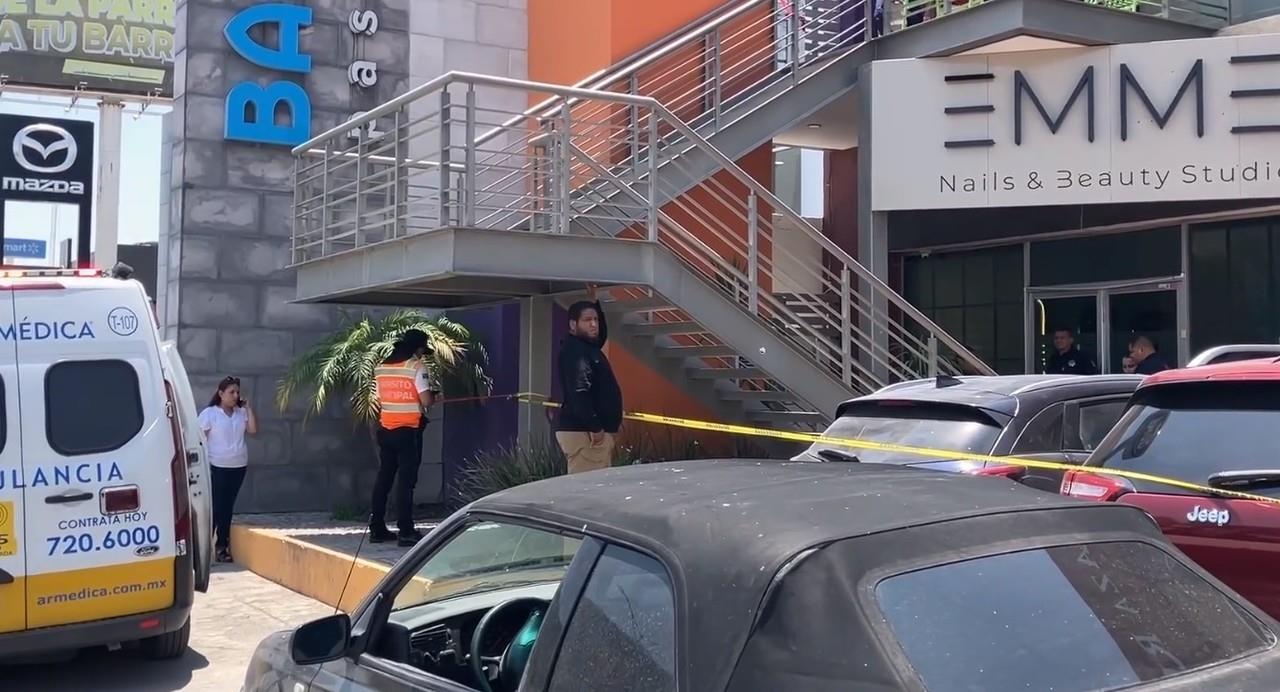 Exterior de plaza comercial en Torreón, elementos de Protección Civil de esa localidad. Foto: El Diario de Coahuila