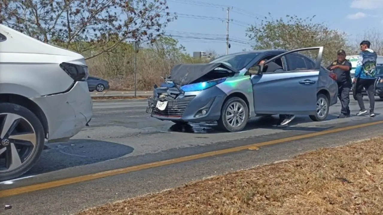 El Toyota terminó con la parte frontal destrozada Foto: Redes sociales