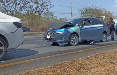 Conductor destroza su auto en el Periférico de Mérida por exceso de velocidad