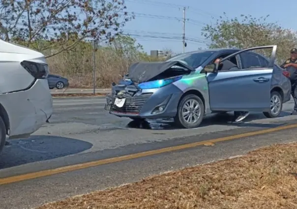 Conductor destroza su auto en el Periférico de Mérida por exceso de velocidad