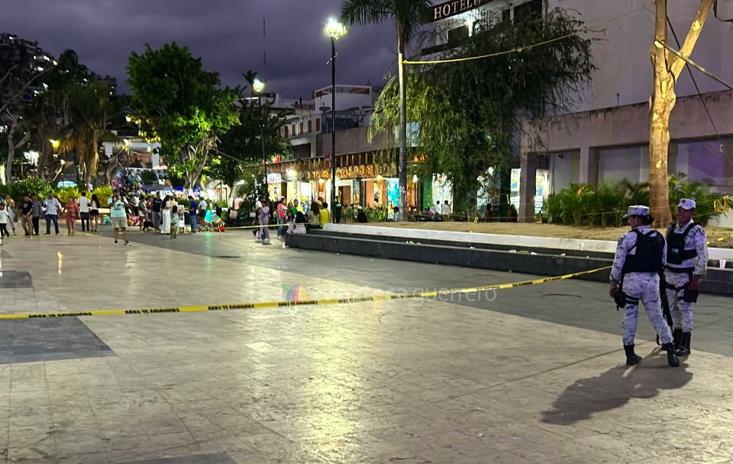 Autoridades acordonando el área, luego de registrarse una explosión en el zócalo de Acapulco. Foto: Redes Sociales