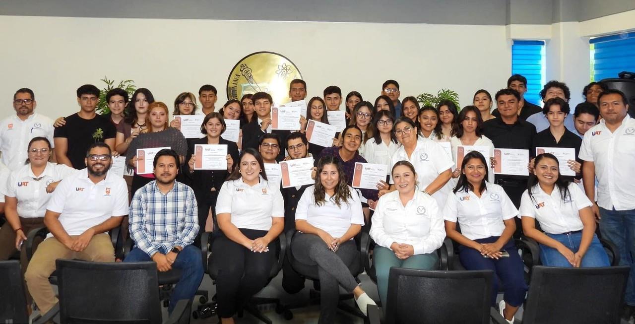 Alumnos egresados de la Preparatoria No. 3. Foto: redes sociales