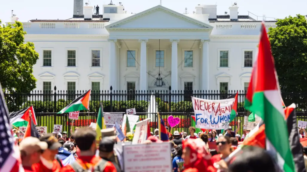 Manifestantes rodean la Casa Blanca con pancarta roja en protesta propalestina