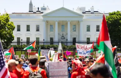 Manifestantes rodean la Casa Blanca con pancarta roja en protesta propalestina