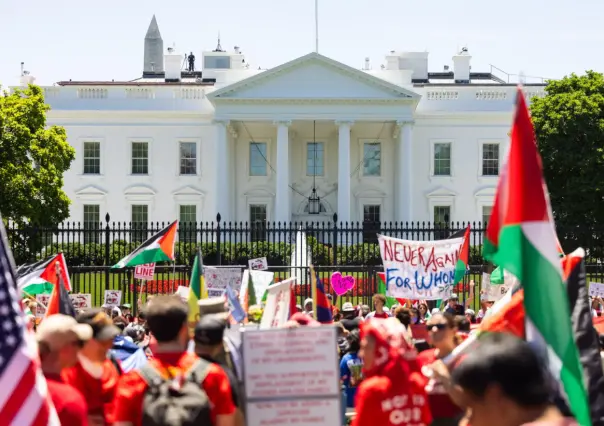 Manifestantes rodean la Casa Blanca con pancarta roja en protesta propalestina