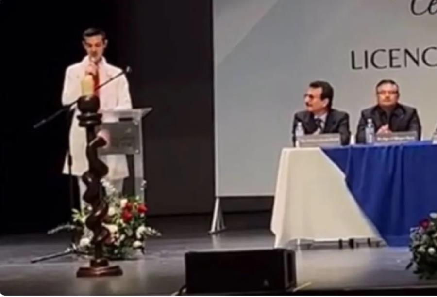 Un joven emocionó con su discurso en graduación como médico. Foto. TikTok Alan Yiovani