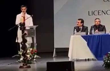 Joven da emotivo discurso en su graduación como médico (VIDEO)