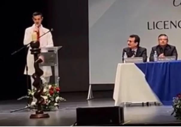 Joven da emotivo discurso en su graduación como médico (VIDEO)