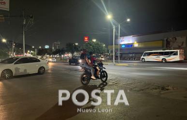 Se arriesgan familias al viajar con niños en moto