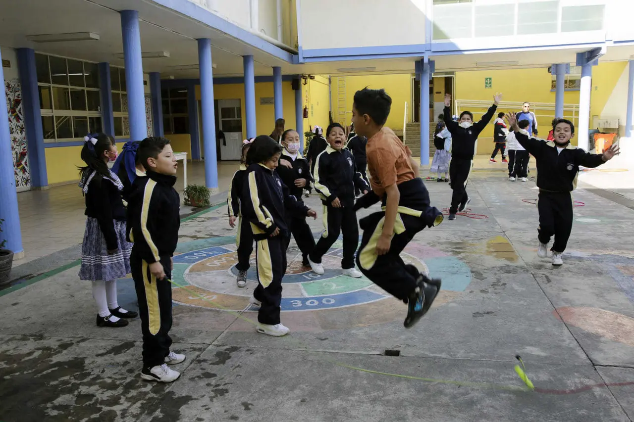 La maestría en Interculturalidad para la Paz y los Conflictos Escolares busca dar herramientas a los y las docentes para atender problemas sociales en los planteles educativos. Foto: Gob. de México