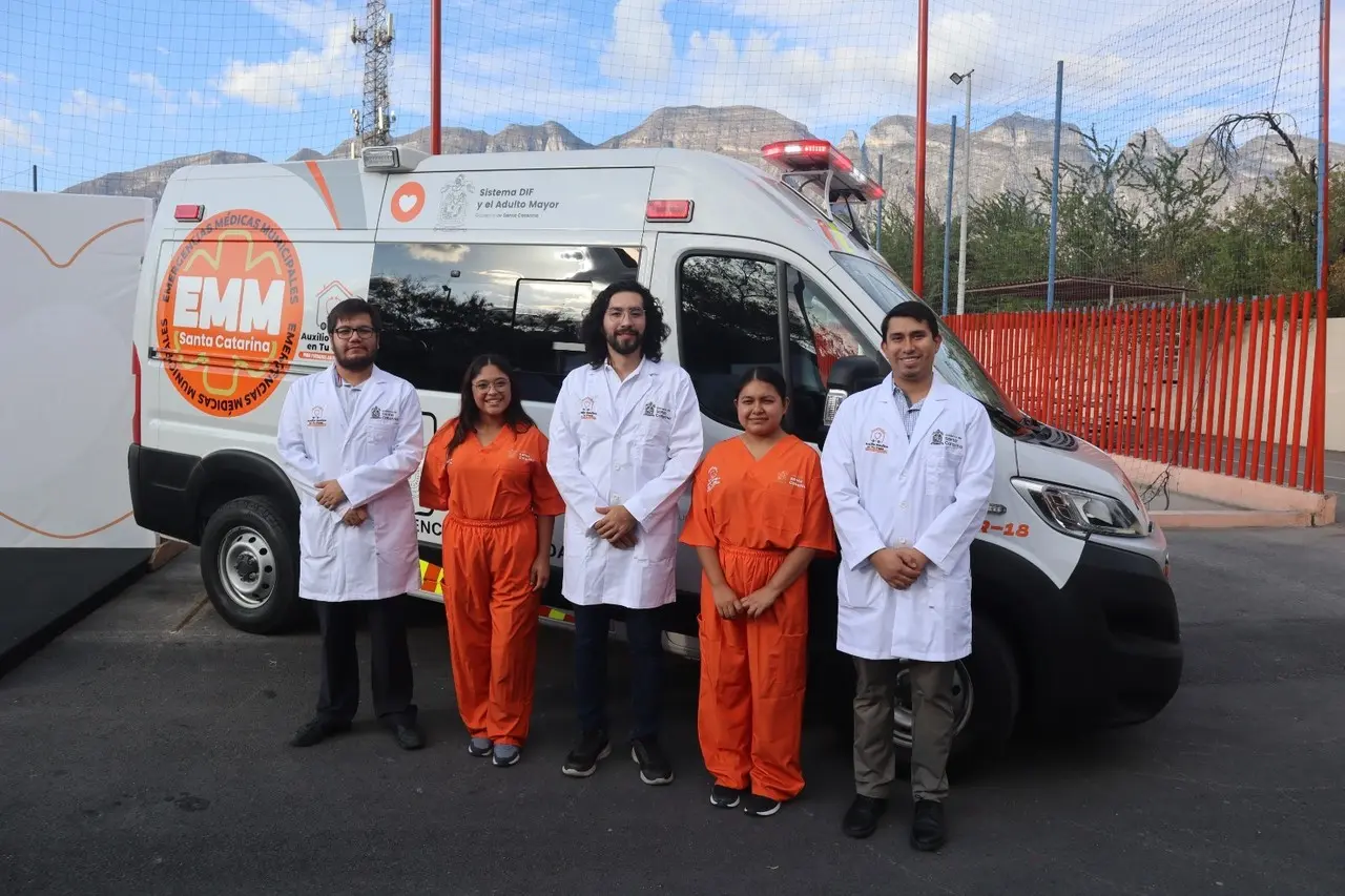 Ambulancia y personal médico de Emergencias Médicas Municipales. Foto: Gobierno de Santa Catarina