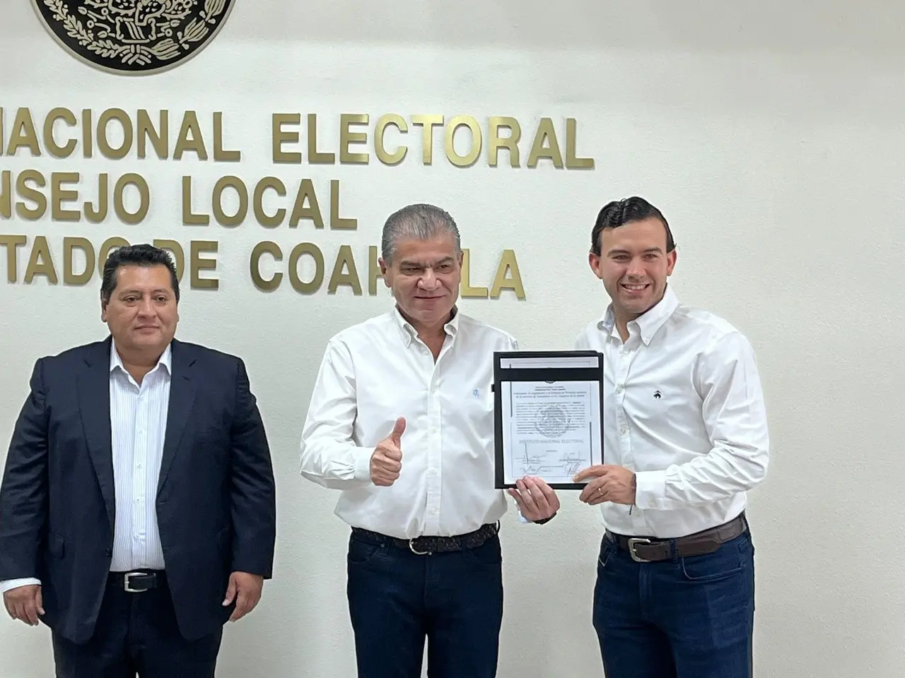 Miguel Riquelme recibe constancia como senador electo. Foto de PRI.