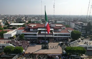 Entregan camiones recolectores y asta bandera en Nezahualcóyotl