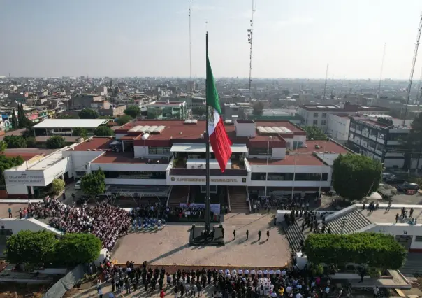 Entregan camiones recolectores y asta bandera en Nezahualcóyotl