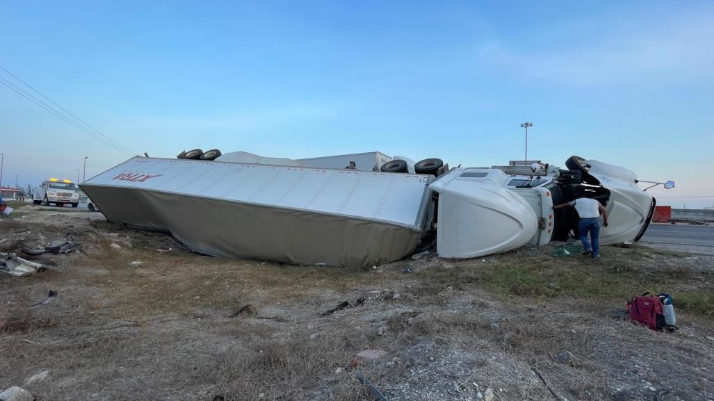 Vuelca trailer y se salva su conductor en Altamira