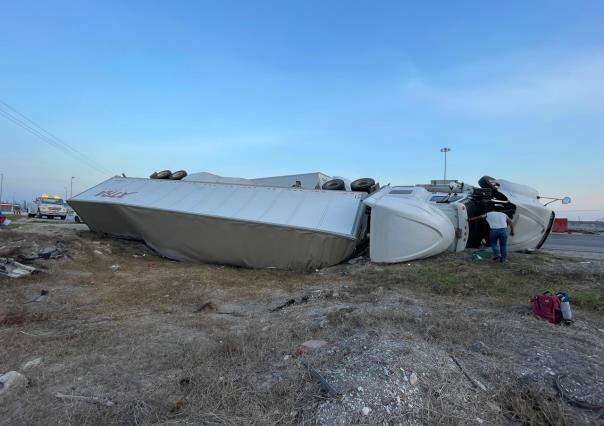 Vuelca trailer y se salva su conductor en Altamira