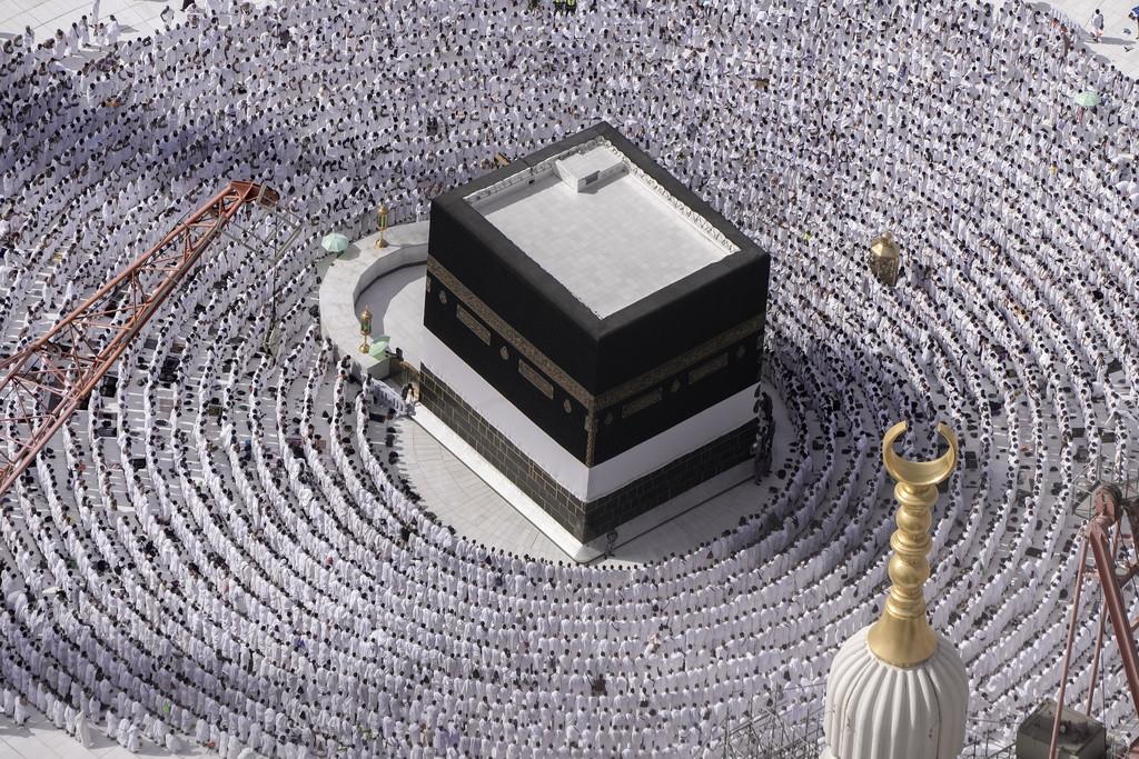 En esta imagen de archivo, peregrinos rezan alrededor de la Kaaba, en la Gran Mezquita, durante la peregrinación anual del haj, en La Meca, Arabia Saudí, el 25 de junio de 2023. (AP Foto/Amr Nabil, archivo)