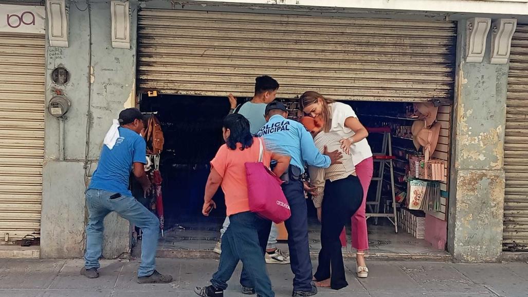 Cecilia Patrón ayuda a una ciudadana tras caerse en calles de Mérida