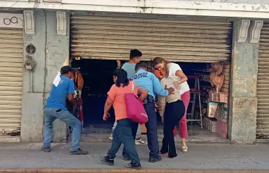 Cecilia Patrón ayuda a una ciudadana tras caerse en calles de Mérida