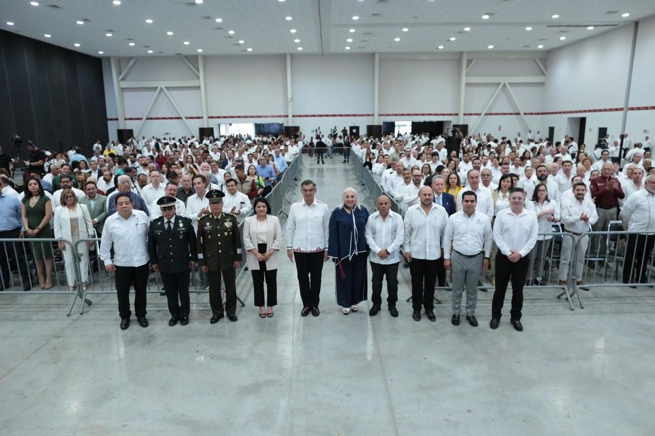 El gobernador Américo Villarreal Anaya encabezó la ceremonia de Honores a la Bandera en el Polyforum Victoria. Foto: Gobierno de Tamaulipas