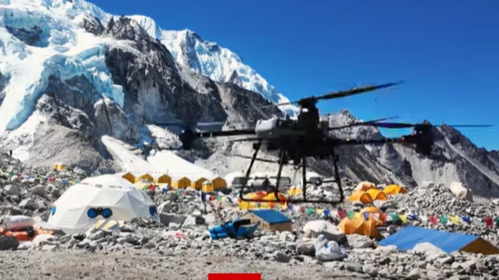 Por primera vez en la historia un dron entrega suministros en el monte Everest