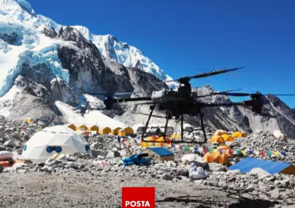 Por primera vez en la historia un dron entrega suministros en el monte Everest