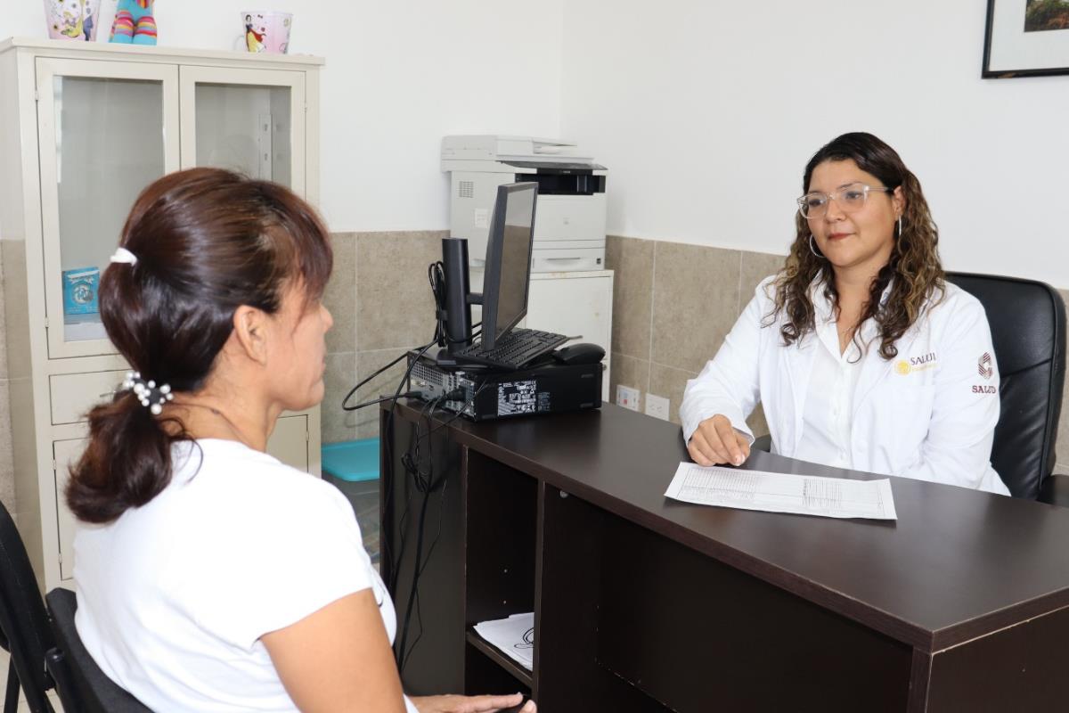 Doctora brinda atención a paciente. Foto: X / @IMSS_BIENESTAR