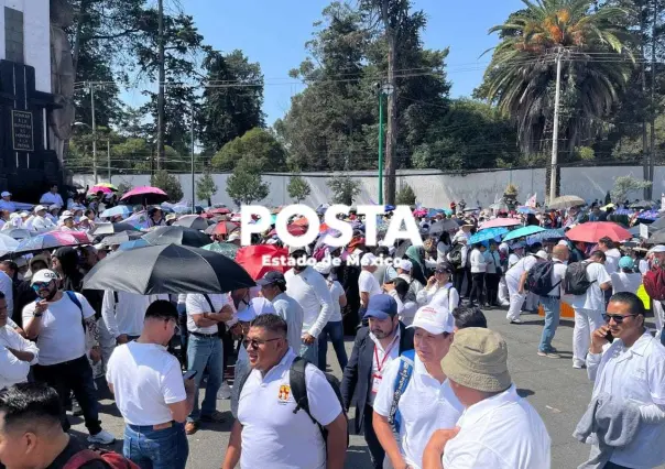 Protestan cientos de trabajadores de la salud del Edomex