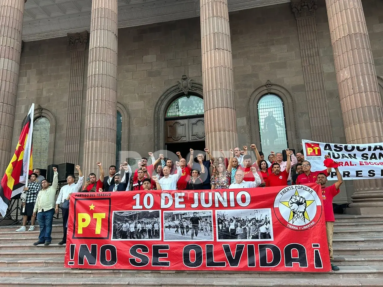 Diversos colectivos reunidos para marchar en memoria de estudiantes asesinados en 1971. Foto: POSTA