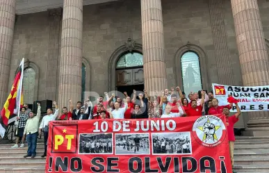 Marchan en memoria de estudiantes asesinados en 1971