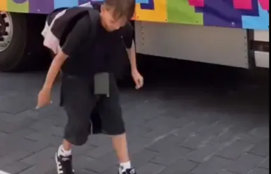 Niño pisa brutalmente la bandera LGBT durante desfile del Mes del Orgullo