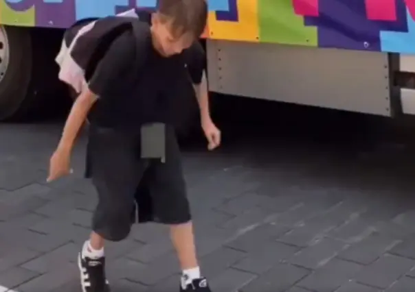 Niño pisa brutalmente la bandera LGBT durante desfile del Mes del Orgullo