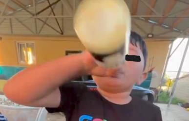 Niño toma cerveza en video viral: polémica en redes