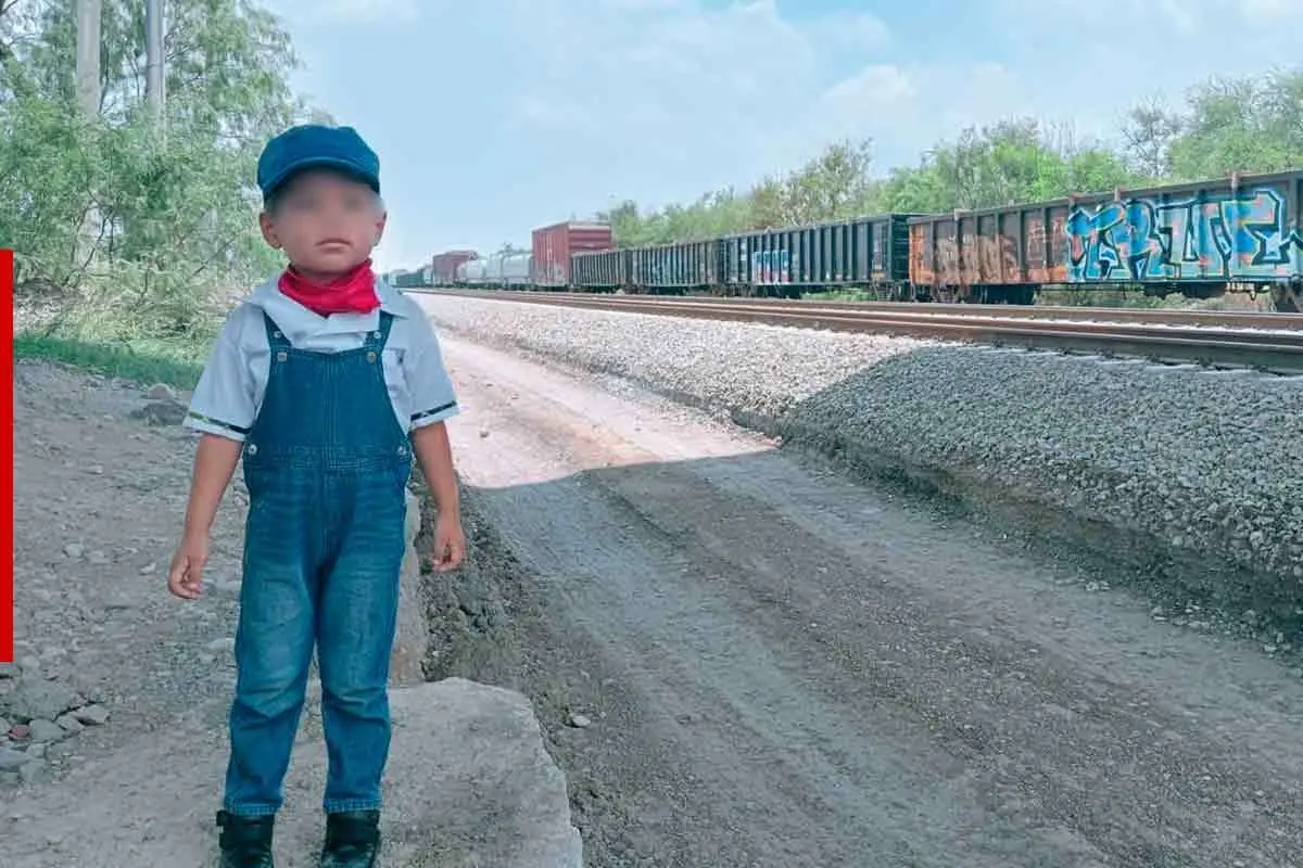 Madre de familia compartió el momento de su hijo esperando el paso de La Emperatriz 2816. Foto. Especial